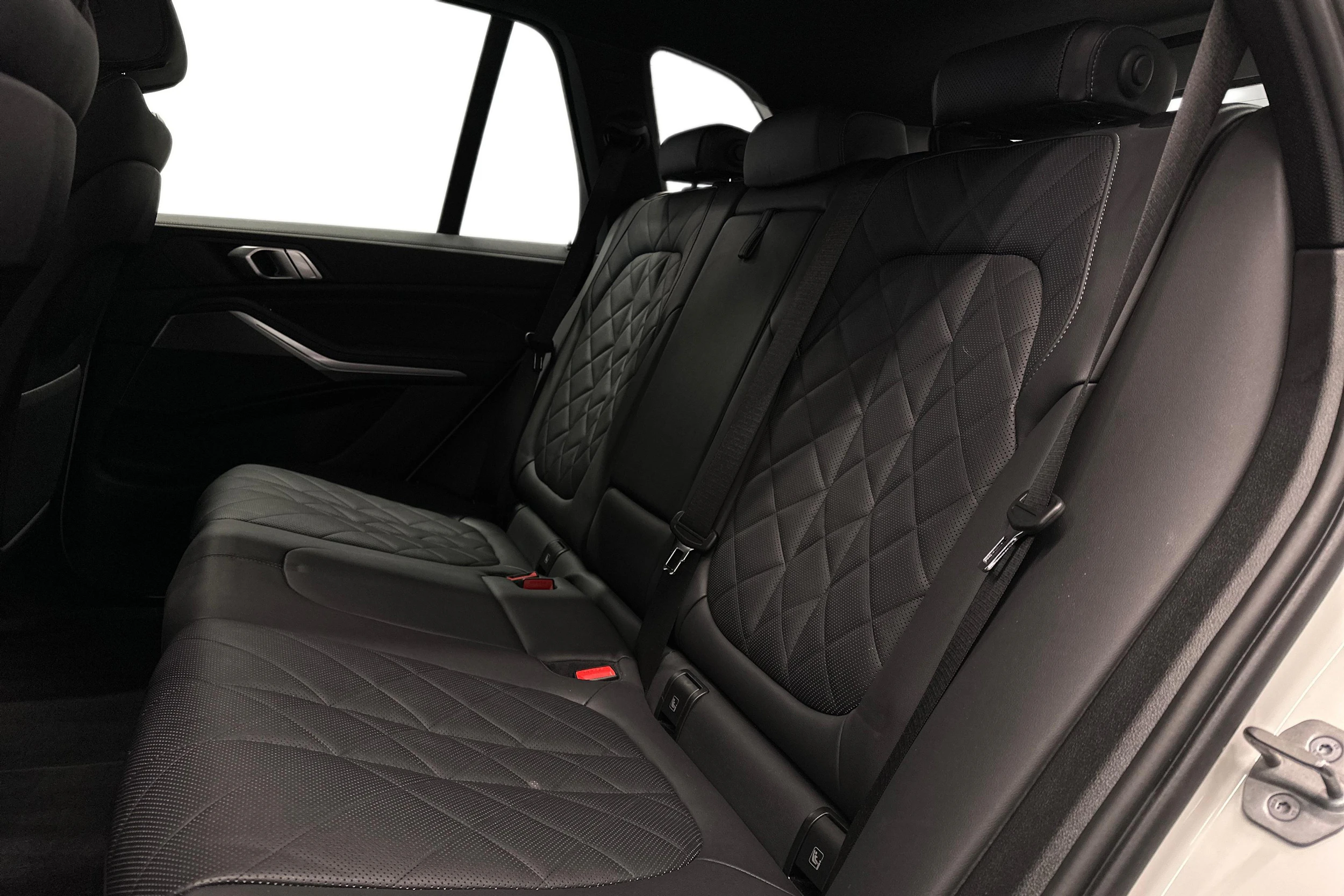 valkoinen BMW X5 2023 kuva 11.