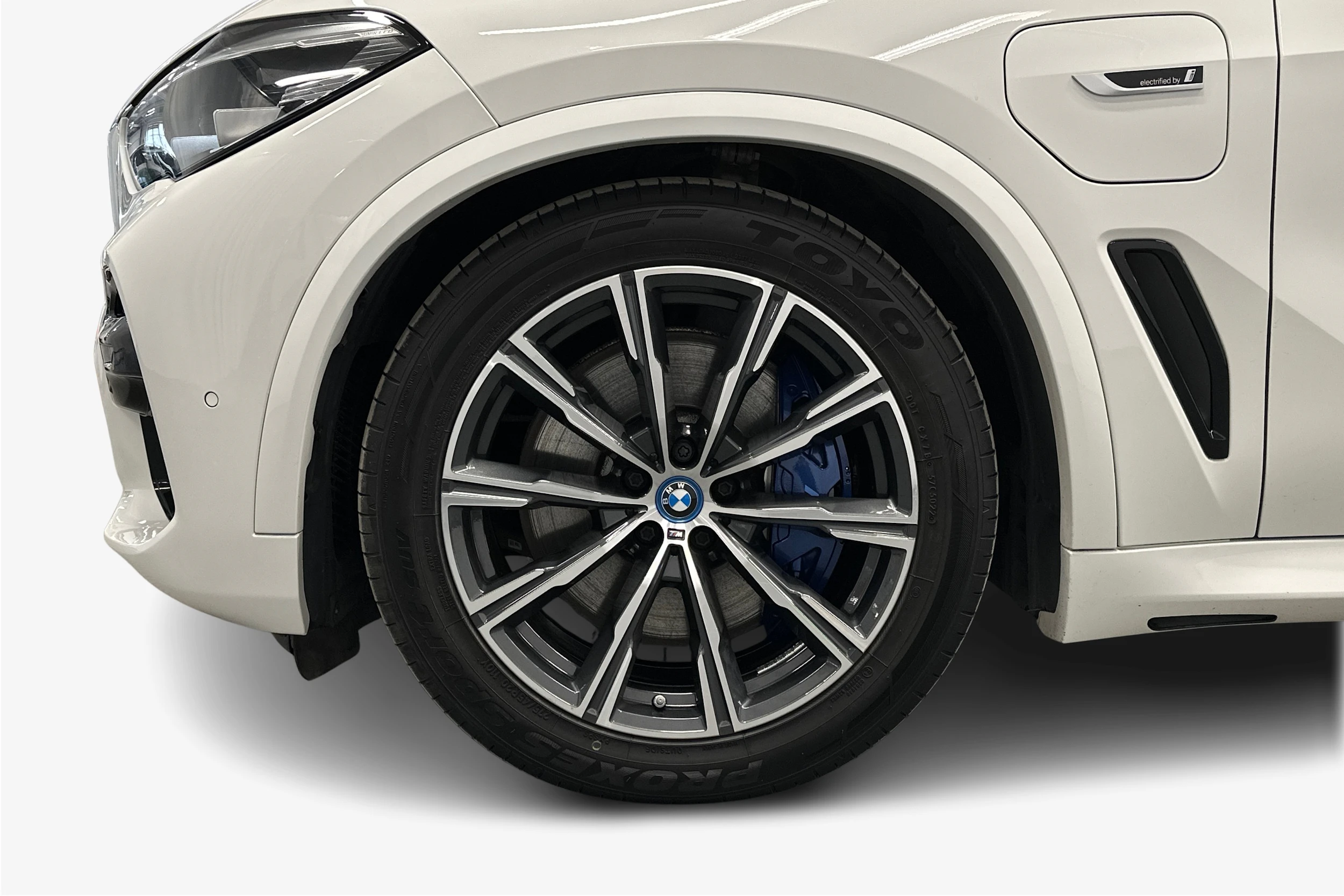 valkoinen BMW X5 2023 kuva 12.