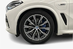 valkoinen BMW X5 2023 kuva 12.