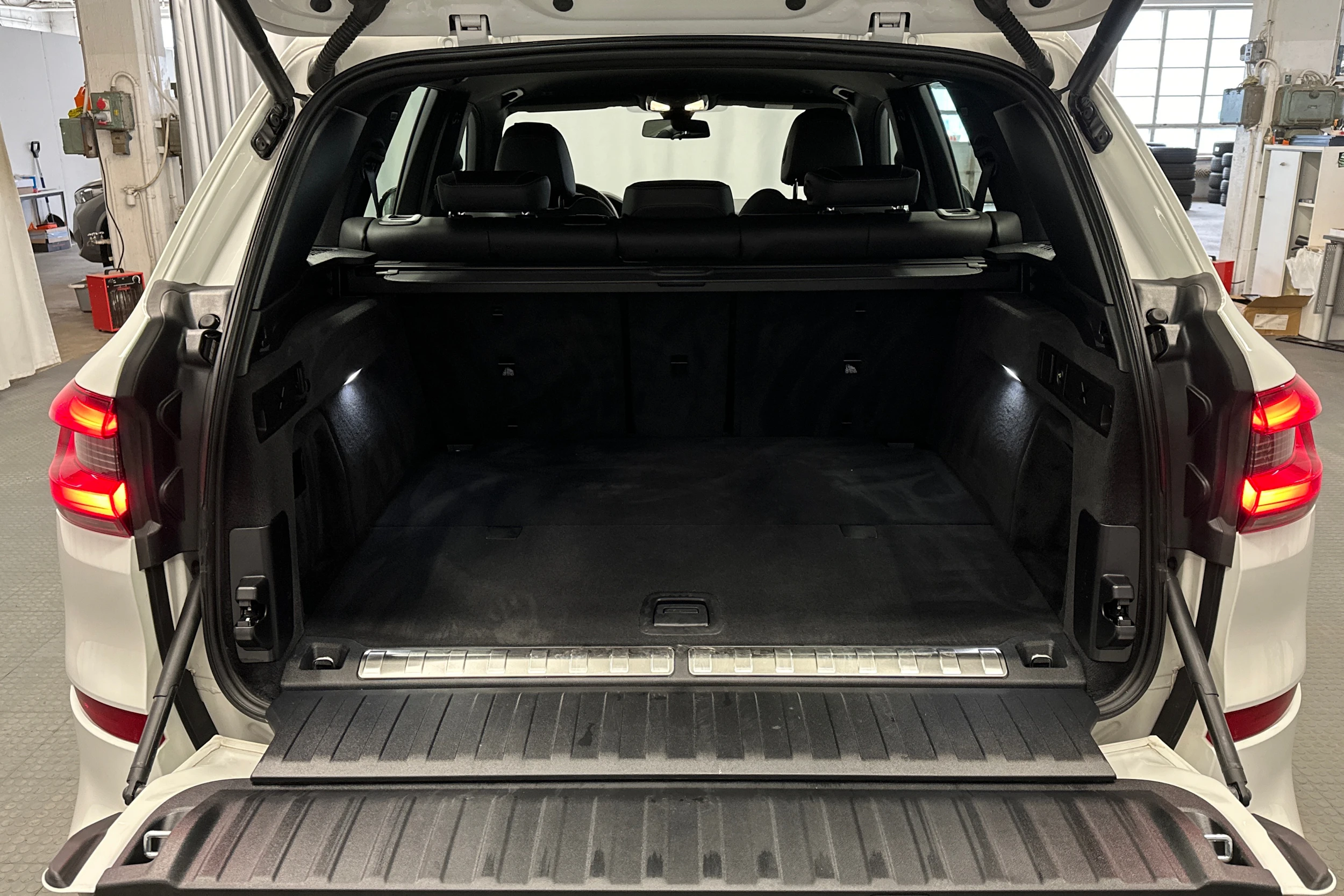 valkoinen BMW X5 2023 kuva 15.