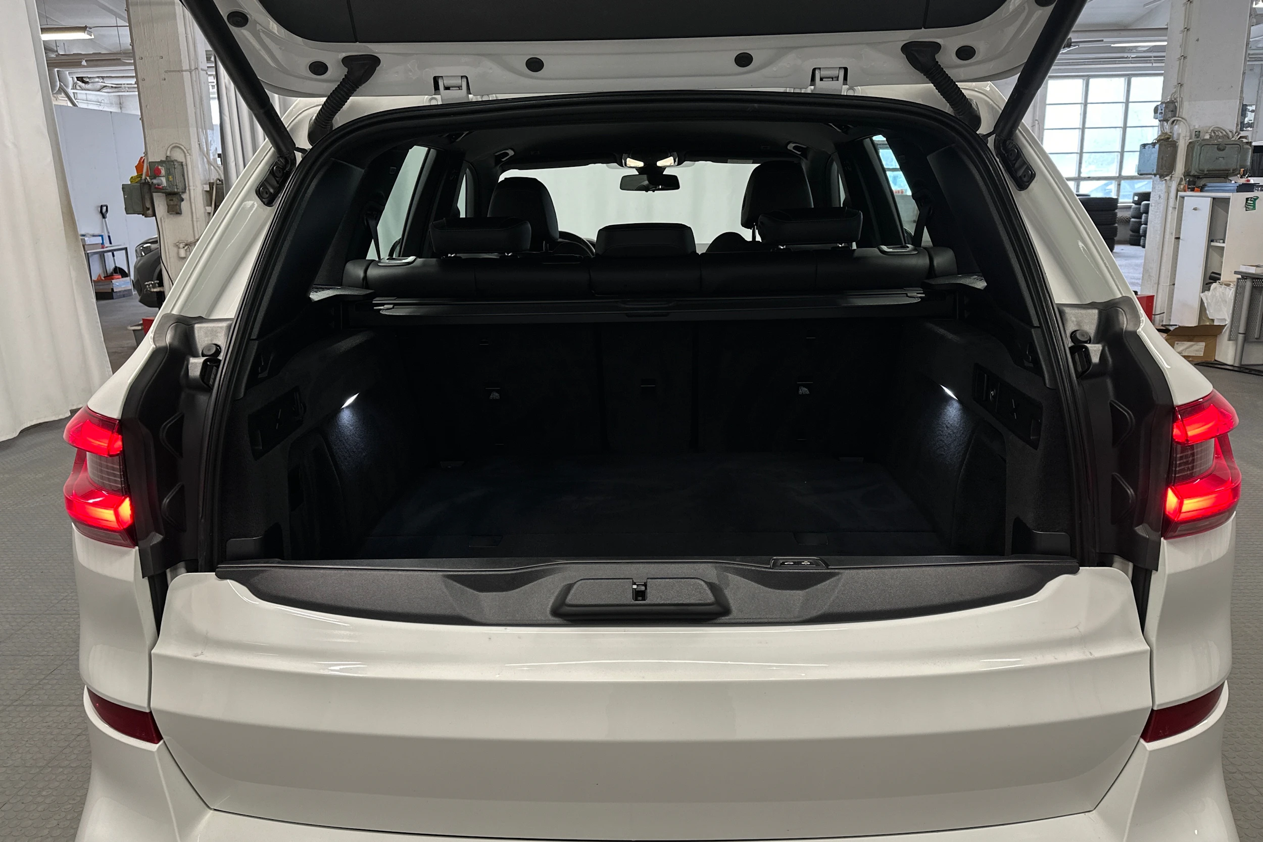 valkoinen BMW X5 2023 kuva 16.