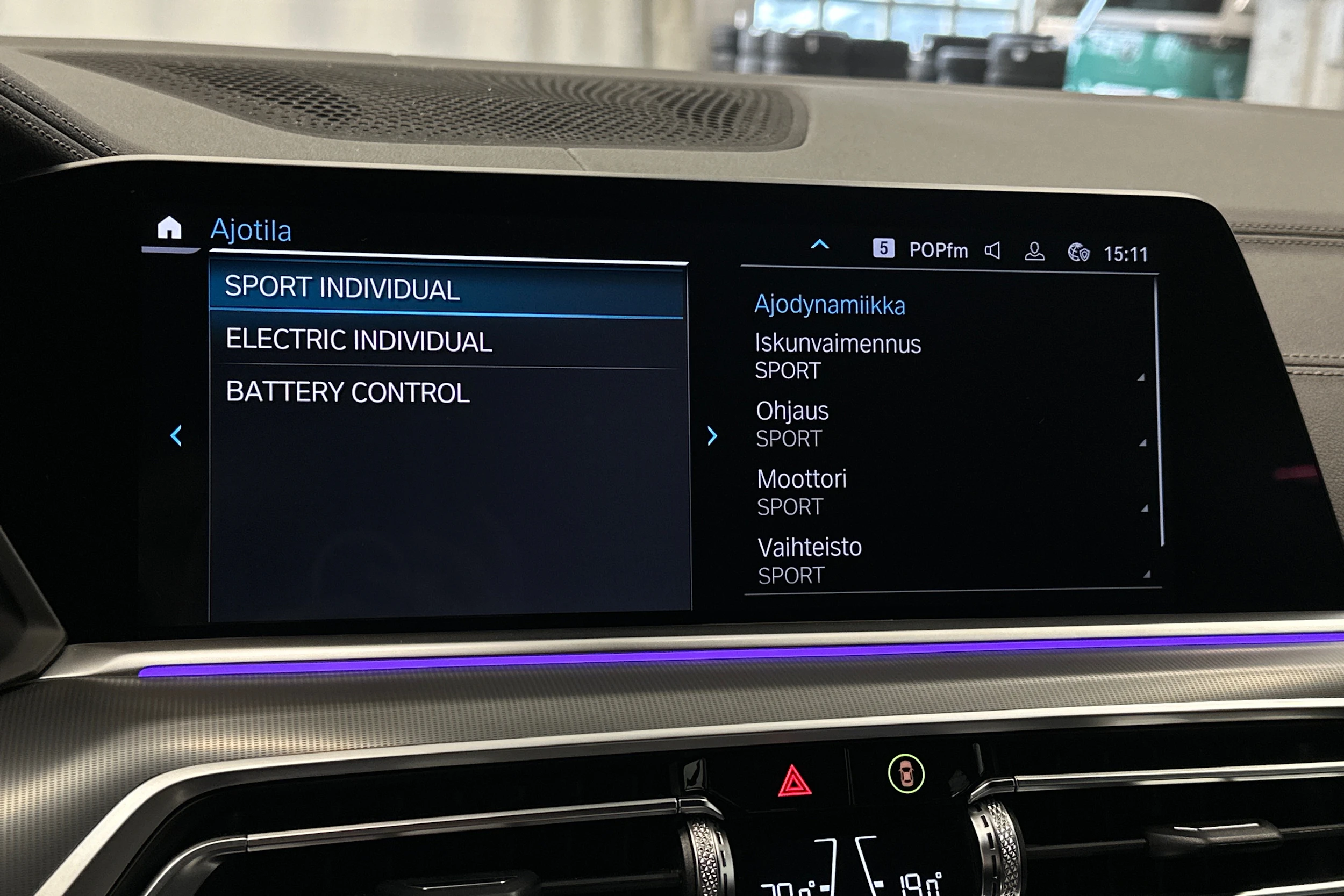valkoinen BMW X5 2023 kuva 30.