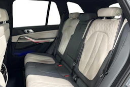 Harmaa BMW X5 2024 kuva 11.