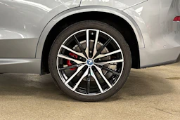 Harmaa BMW X5 2024 kuva 13.
