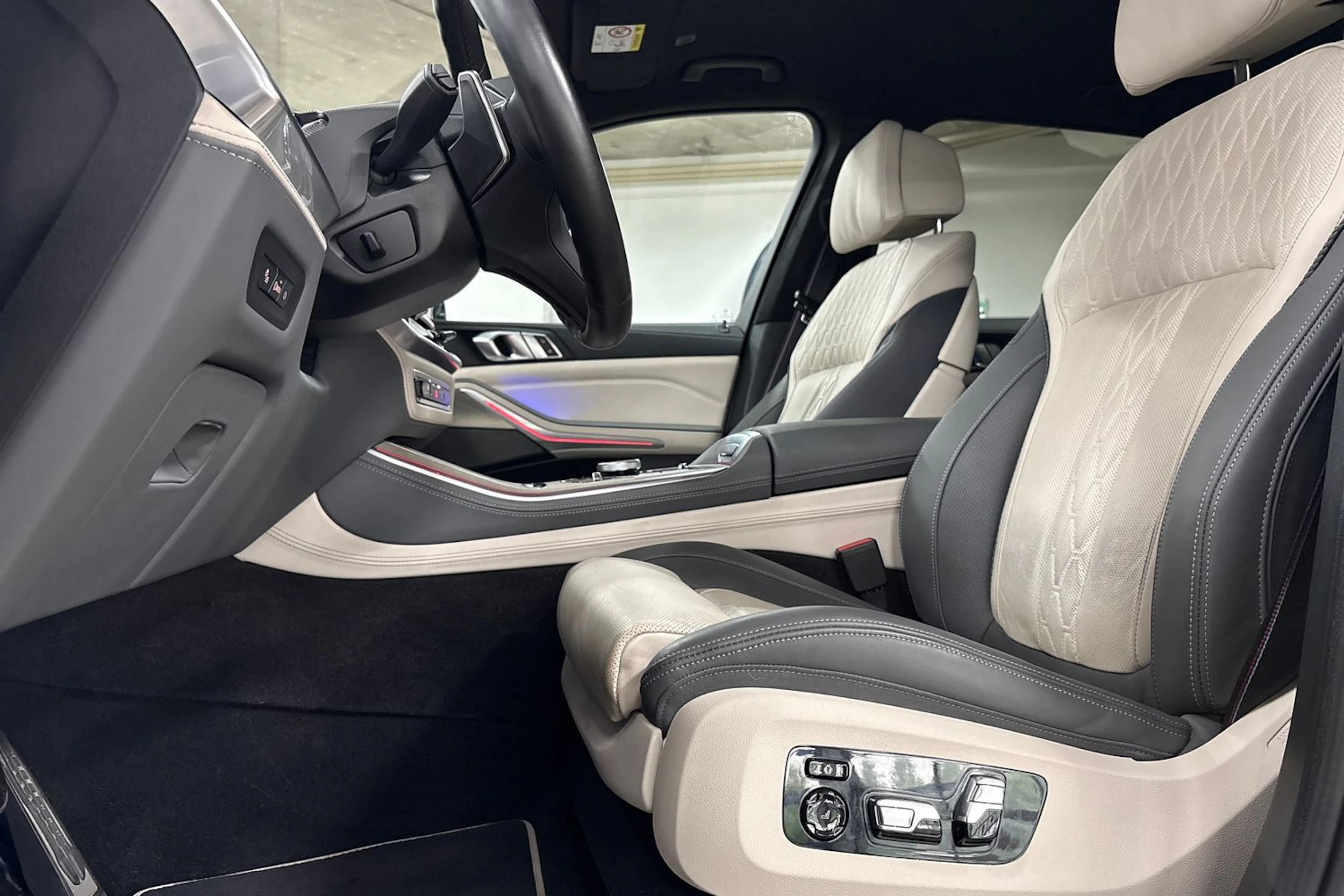 Harmaa BMW X5 2024 kuva 15.