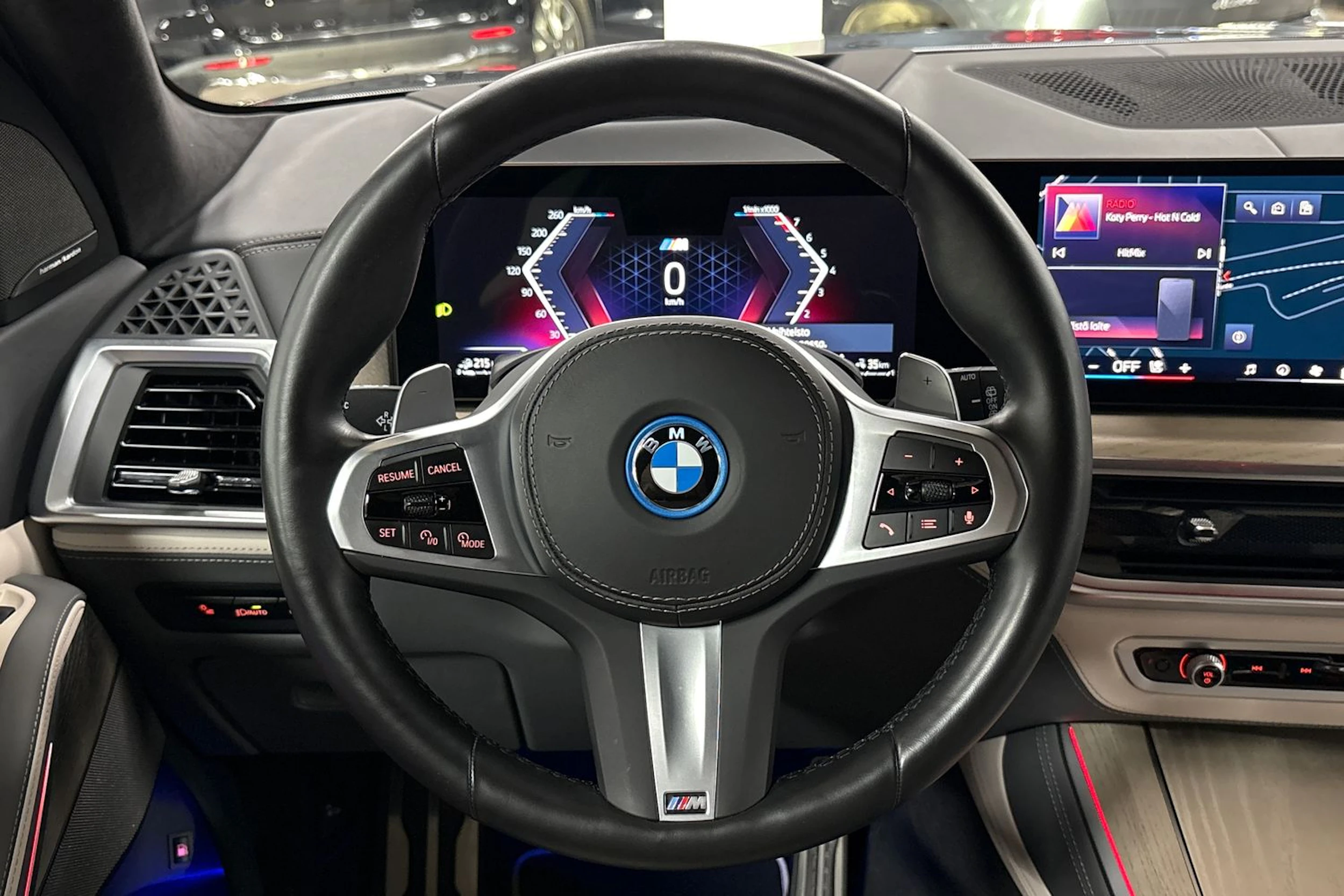 Harmaa BMW X5 2024 kuva 16.