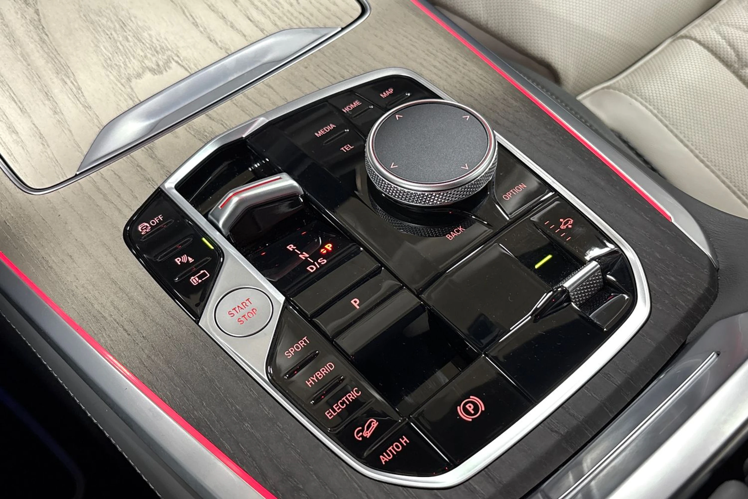 Harmaa BMW X5 2024 kuva 22.