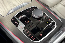 Harmaa BMW X5 2024 kuva 22.