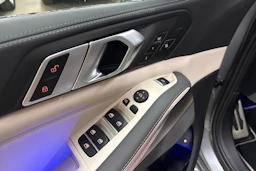 Harmaa BMW X5 2024 kuva 24.