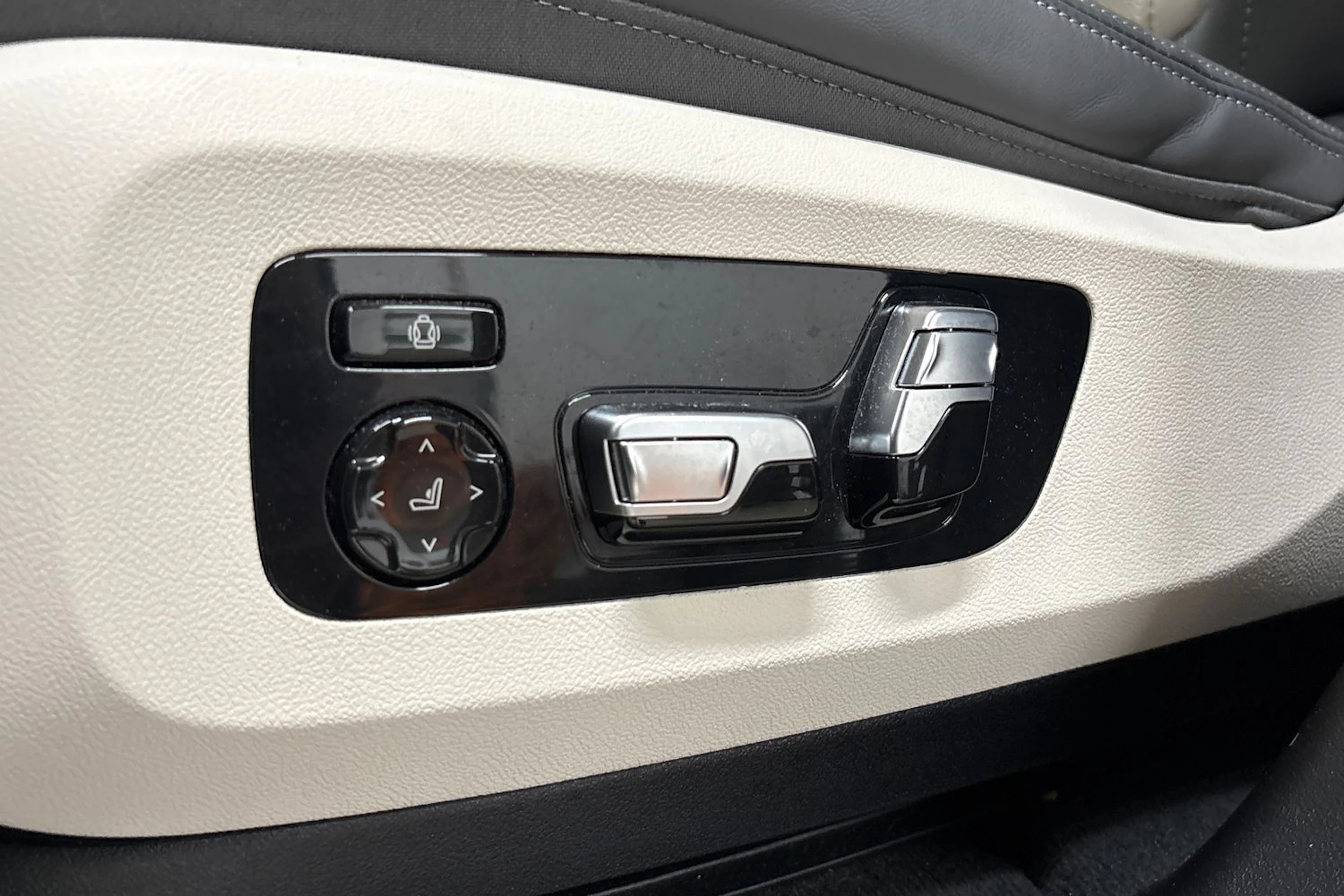 Harmaa BMW X5 2024 kuva 25.