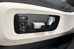 Harmaa BMW X5 2024 kuva 25.