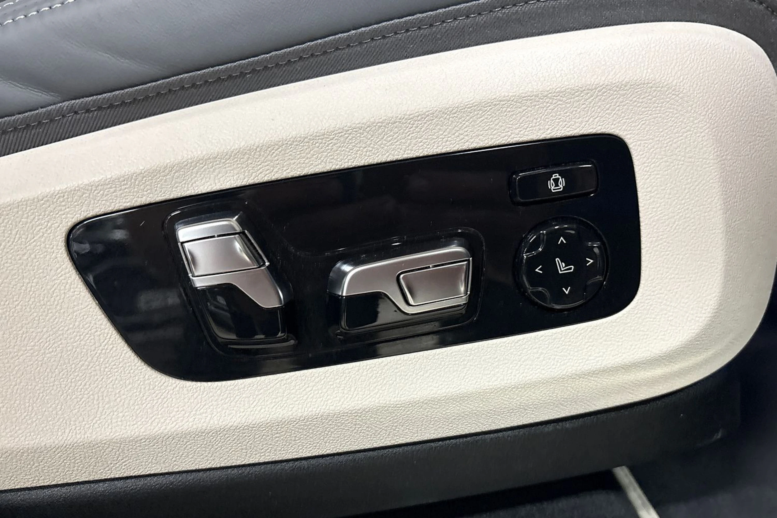 Harmaa BMW X5 2024 kuva 26.