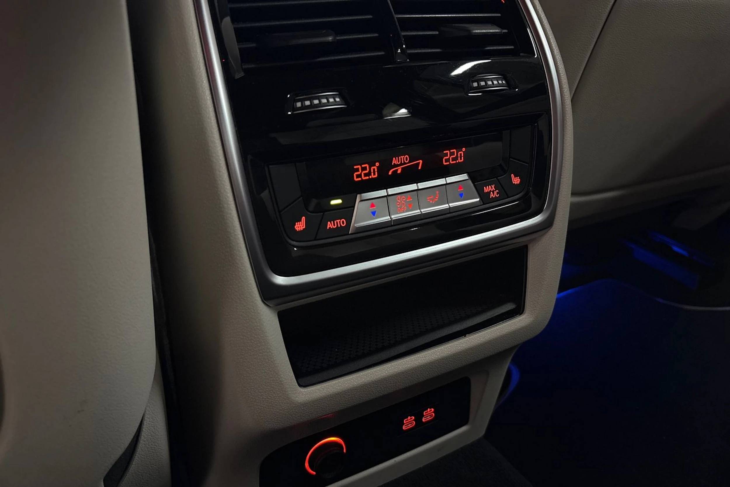 Harmaa BMW X5 2024 kuva 29.