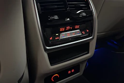 Harmaa BMW X5 2024 kuva 29.