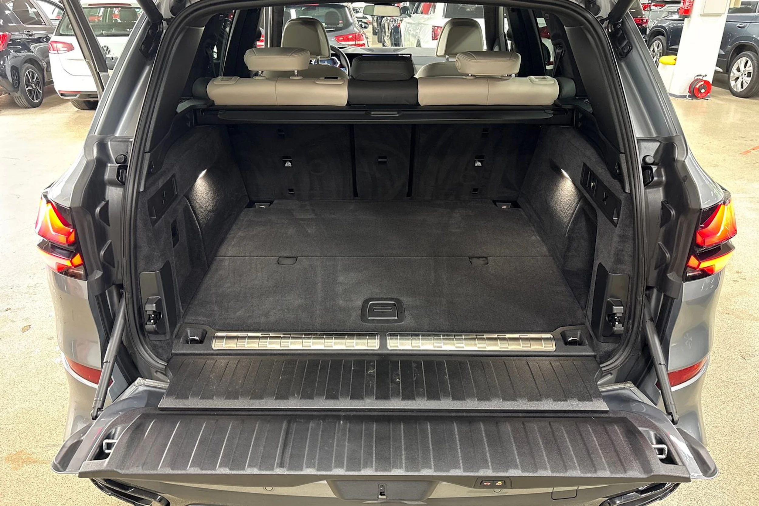 Harmaa BMW X5 2024 kuva 31.