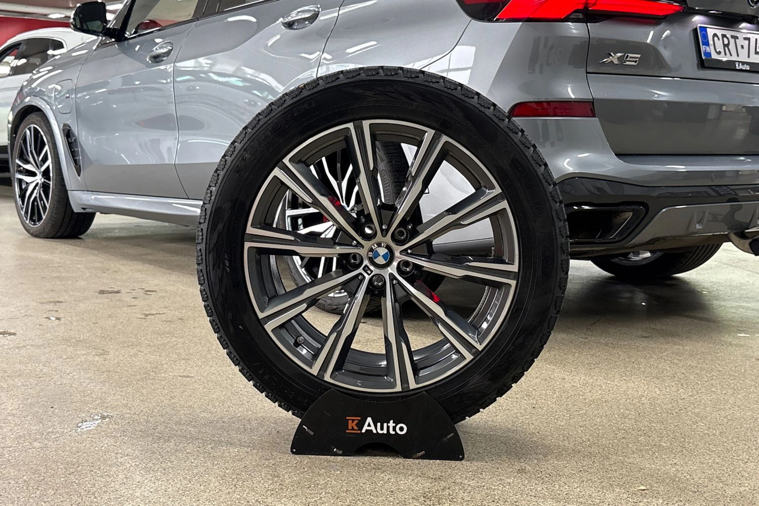 Harmaa BMW X5 2024 kuva 36.