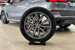 Harmaa BMW X5 2024 kuva 36.