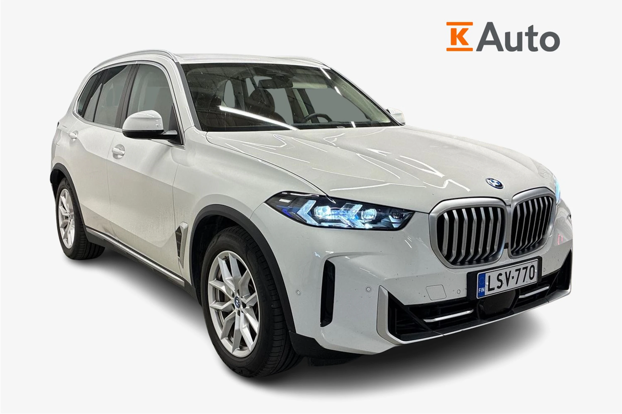 valkoinen BMW X5 2024 kuva 1.