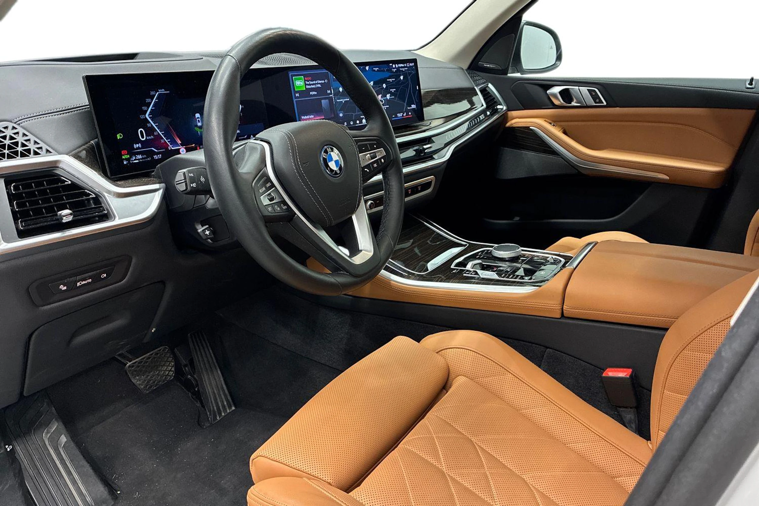 valkoinen BMW X5 2024 kuva 3.