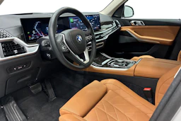 valkoinen BMW X5 2024 kuva 3.