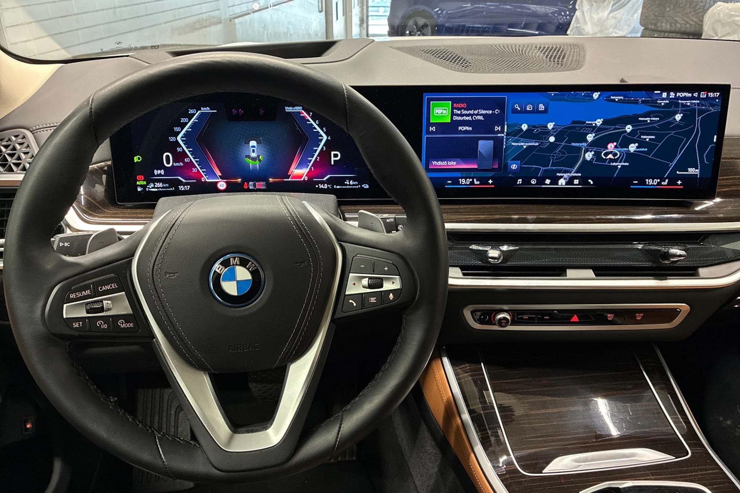 valkoinen BMW X5 2024 kuva 4.