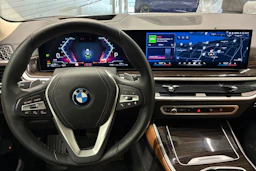 valkoinen BMW X5 2024 kuva 4.