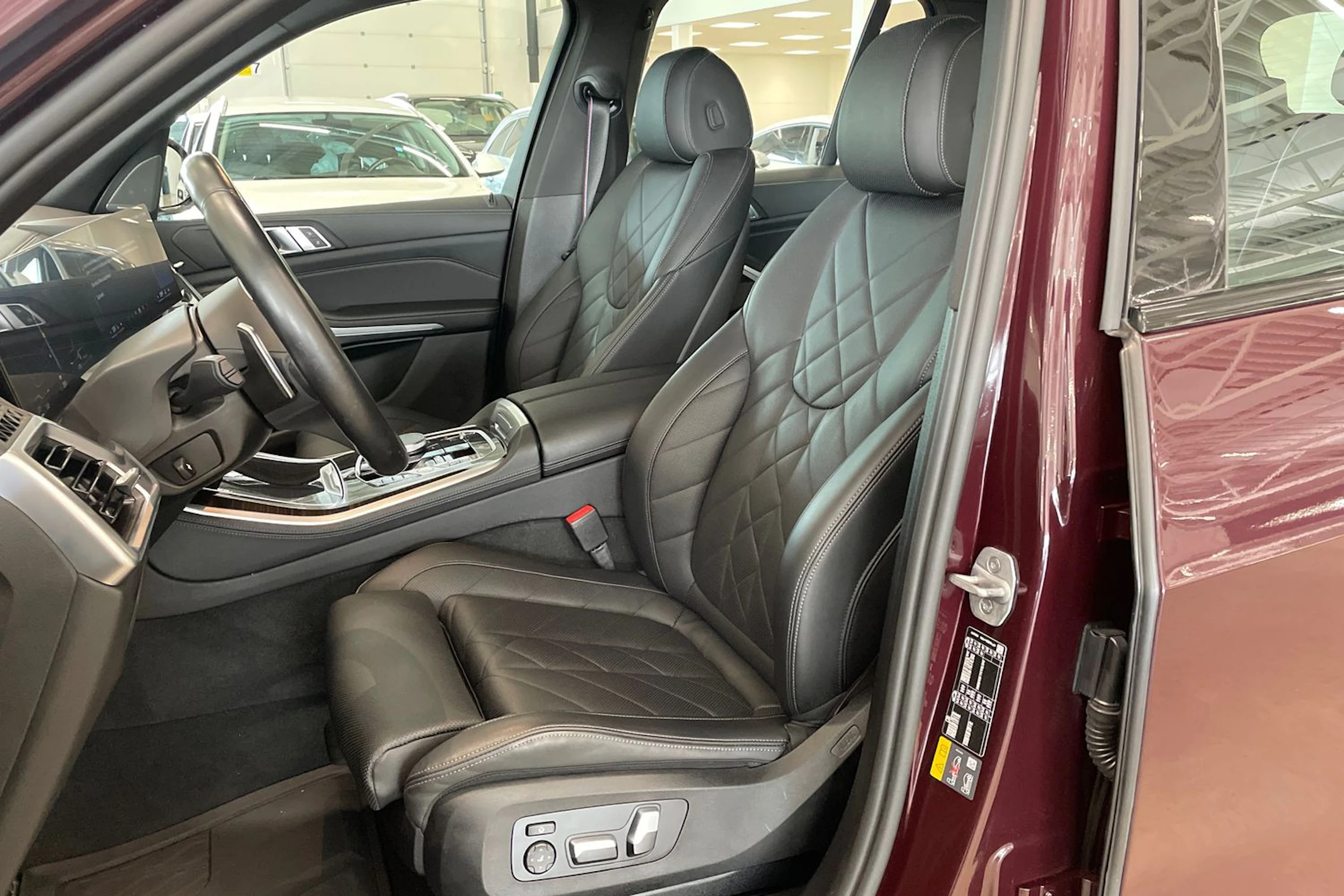 met. punainen BMW X5 2024 kuva 11.