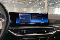 met. punainen BMW X5 2024 kuva 26.