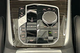 met. punainen BMW X5 2024 kuva 36.