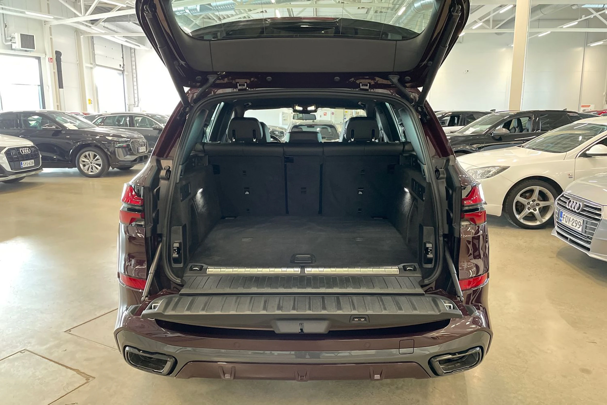 met. punainen BMW X5 2024 kuva 38.