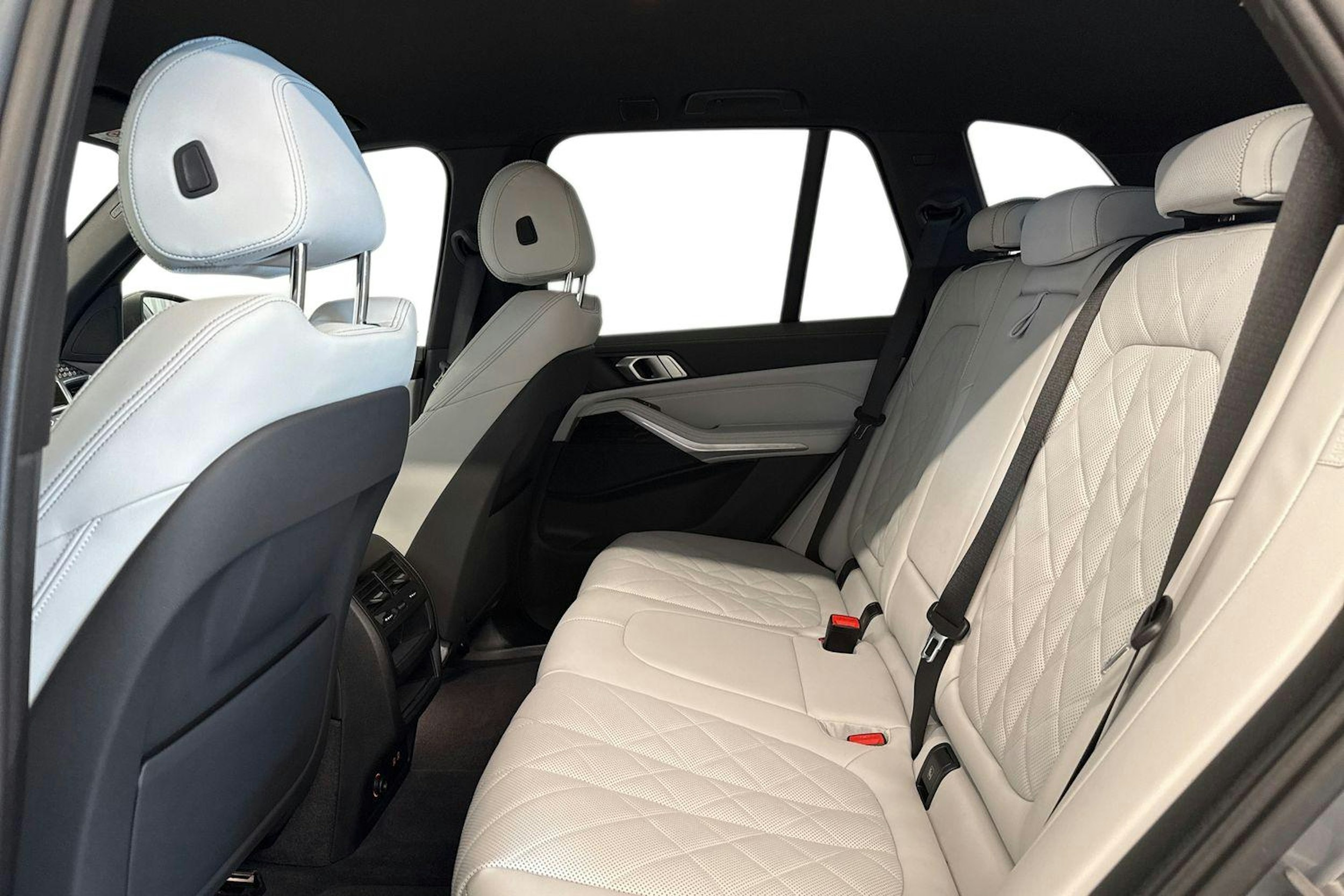harmaa BMW X5 2024 kuva 8.