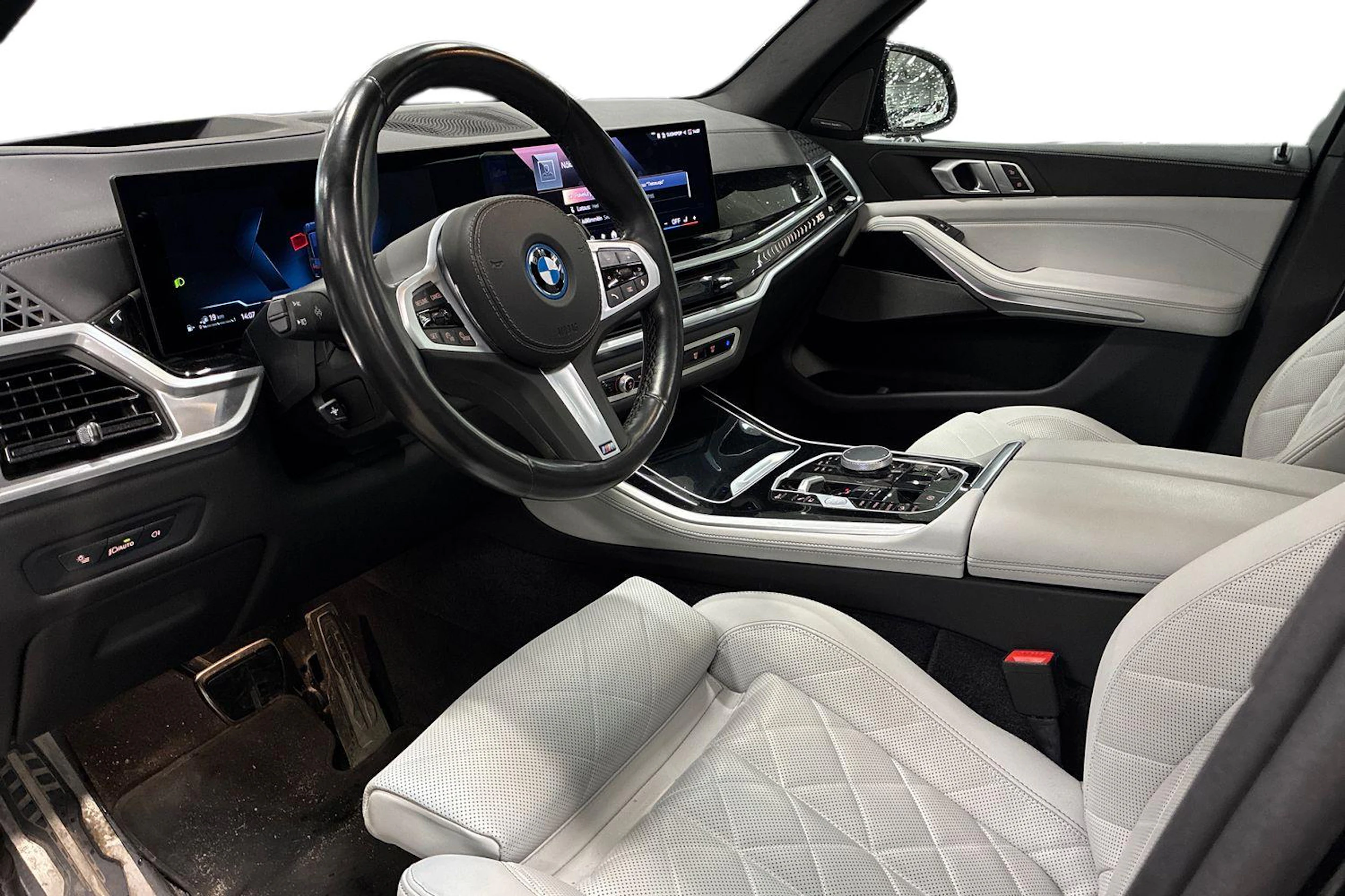 musta BMW X5 2024 kuva 3.