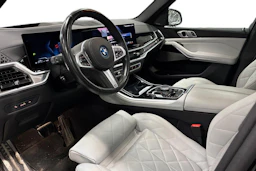 musta BMW X5 2024 kuva 3.