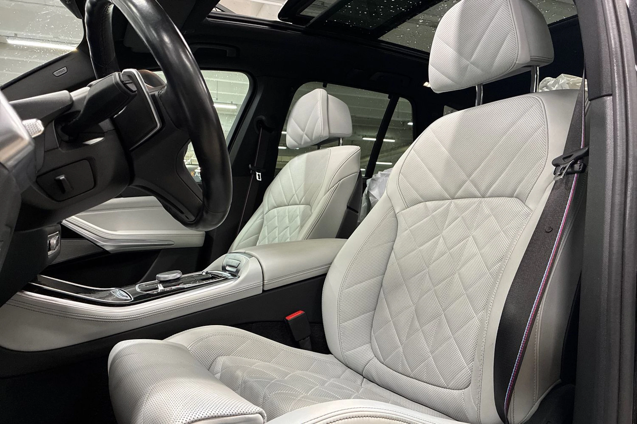 musta BMW X5 2024 kuva 4.