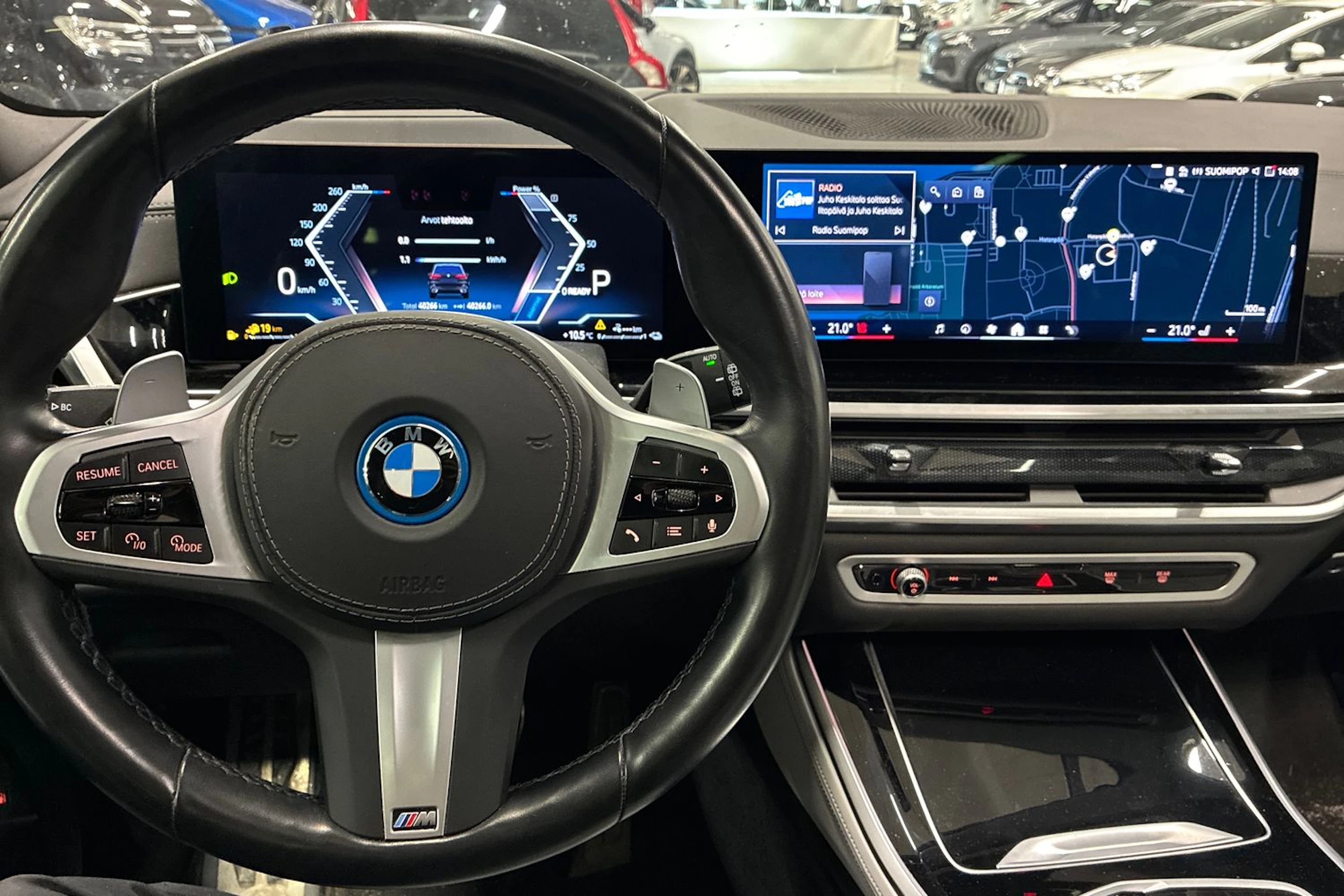 musta BMW X5 2024 kuva 6.