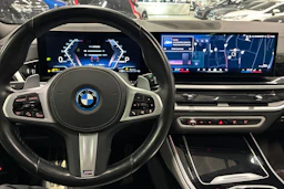 musta BMW X5 2024 kuva 6.