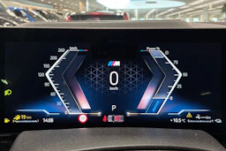 musta BMW X5 2024 kuva 7.