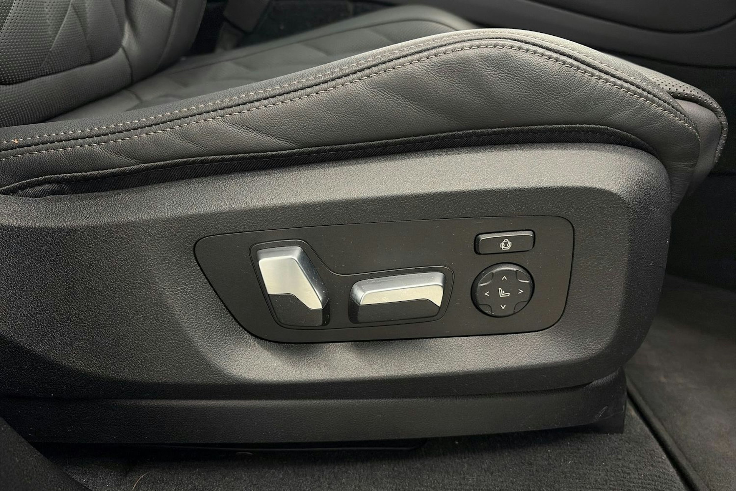 Vihreä BMW X5 xDrive50e 2024 kuva 19.