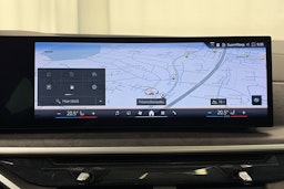 Vihreä BMW X5 xDrive50e 2024 kuva 23.