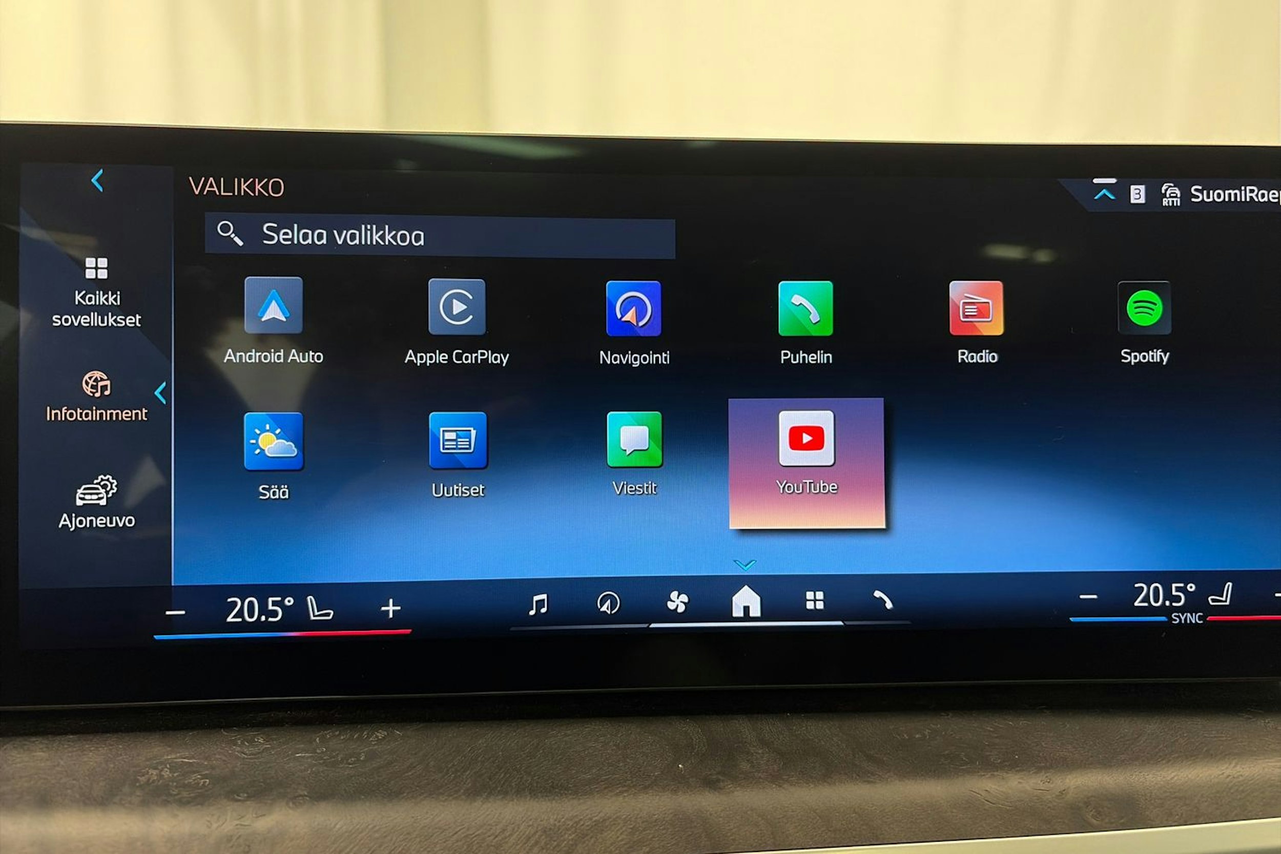 Vihreä BMW X5 xDrive50e 2024 kuva 26.