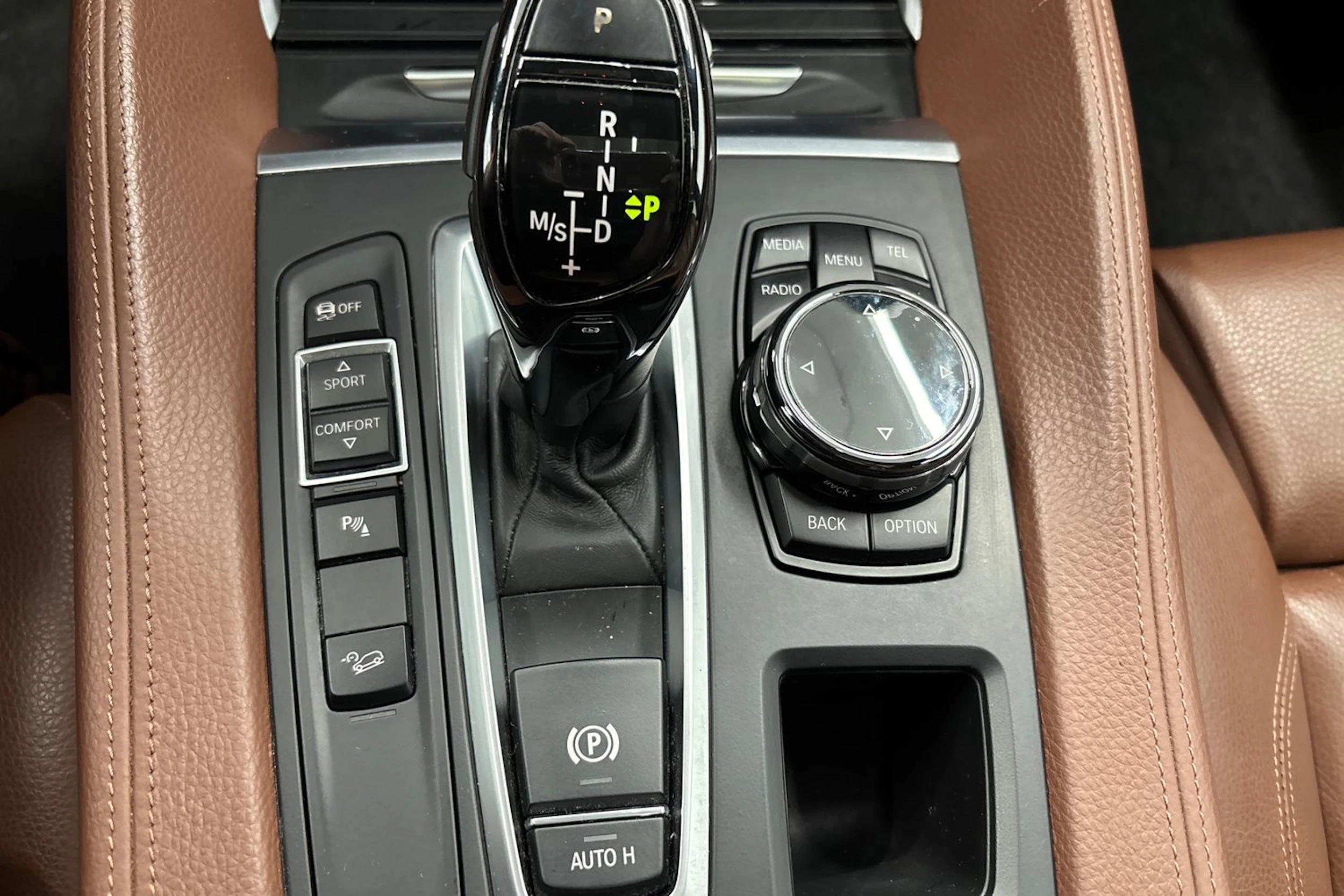 ruskea (beige) BMW X6 2014 kuva 17.