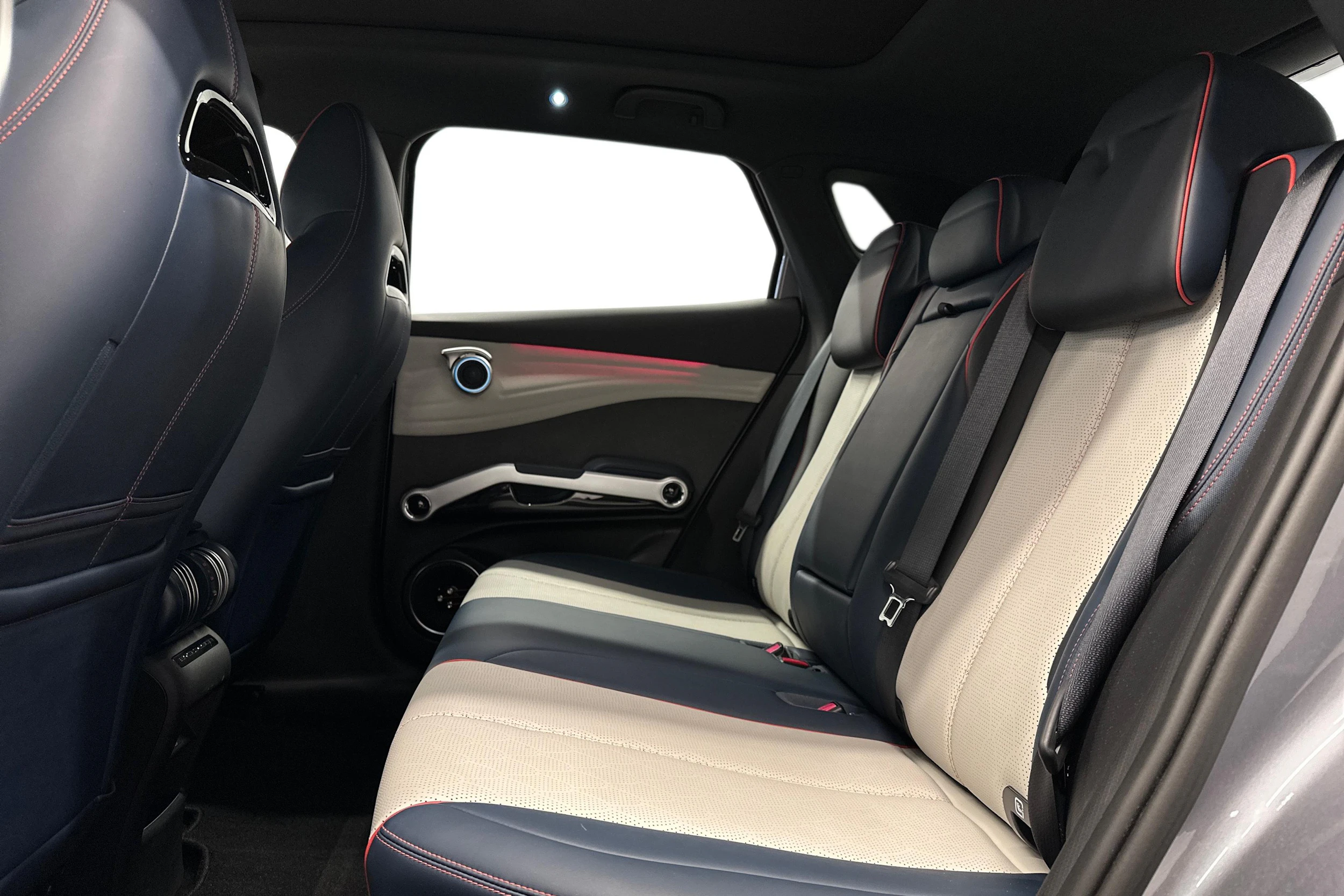 harmaa BYD Atto 3 2022 kuva 8.