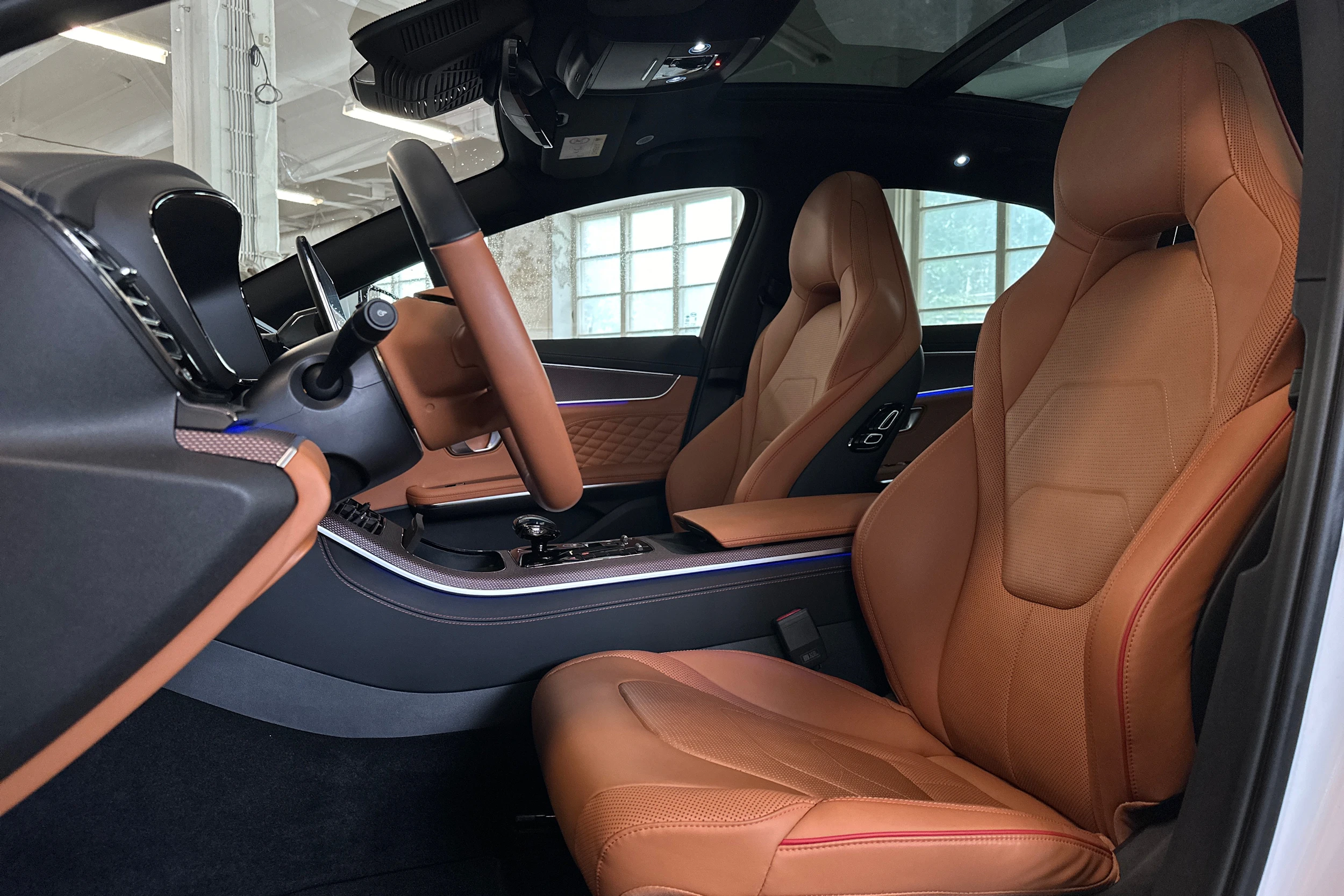 valkoinen BYD Han 2023 kuva 6.