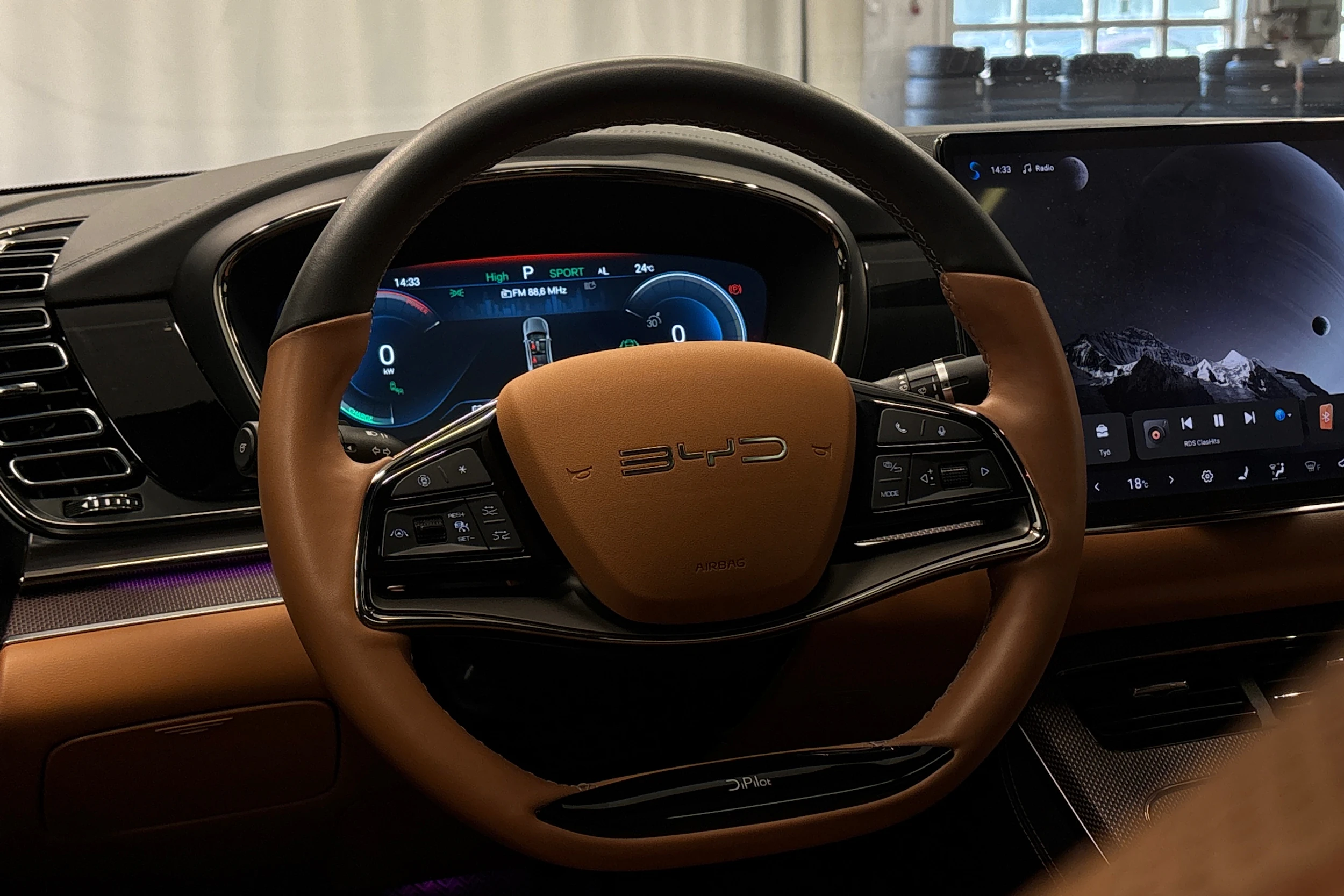 valkoinen BYD Han 2023 kuva 22.