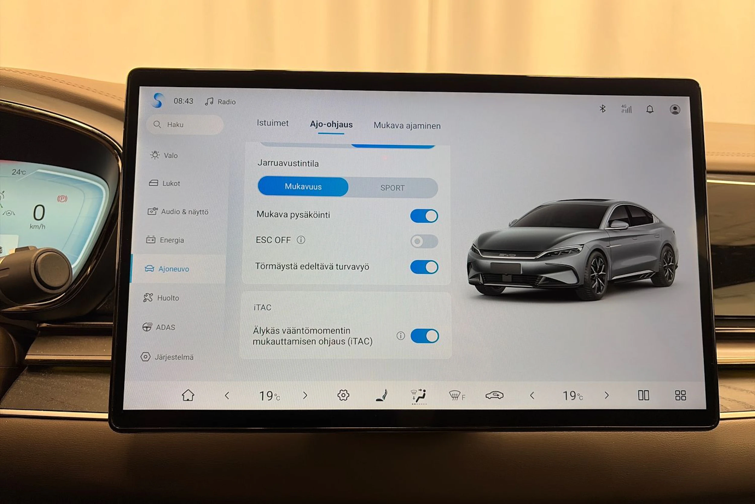 Punainen BYD Han 2023 kuva 28.