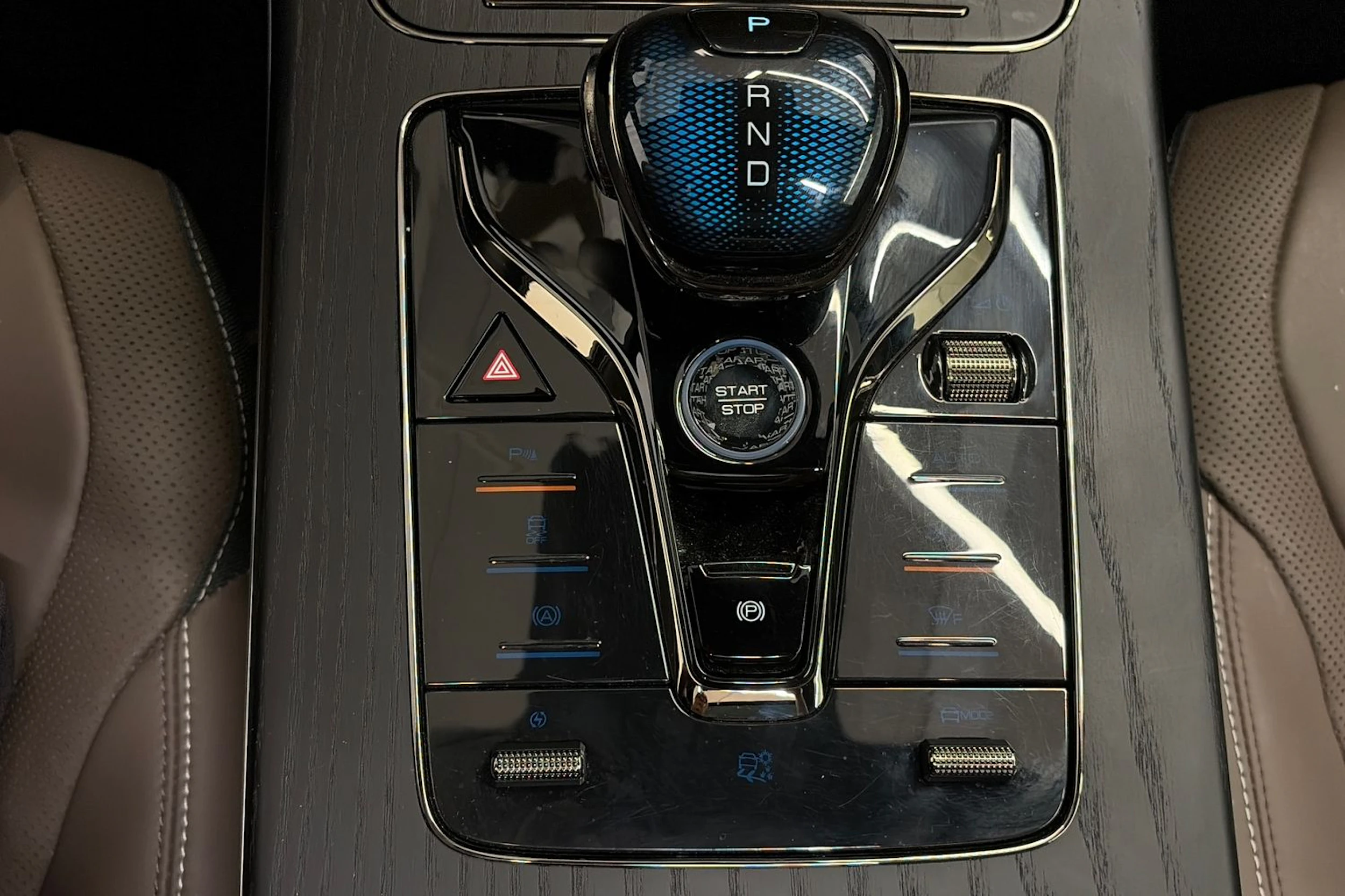 Punainen BYD Han 2023 kuva 35.