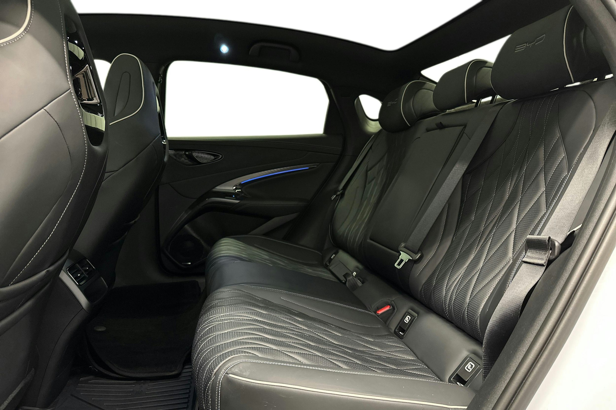 valkoinen BYD Seal 2024 kuva 10.