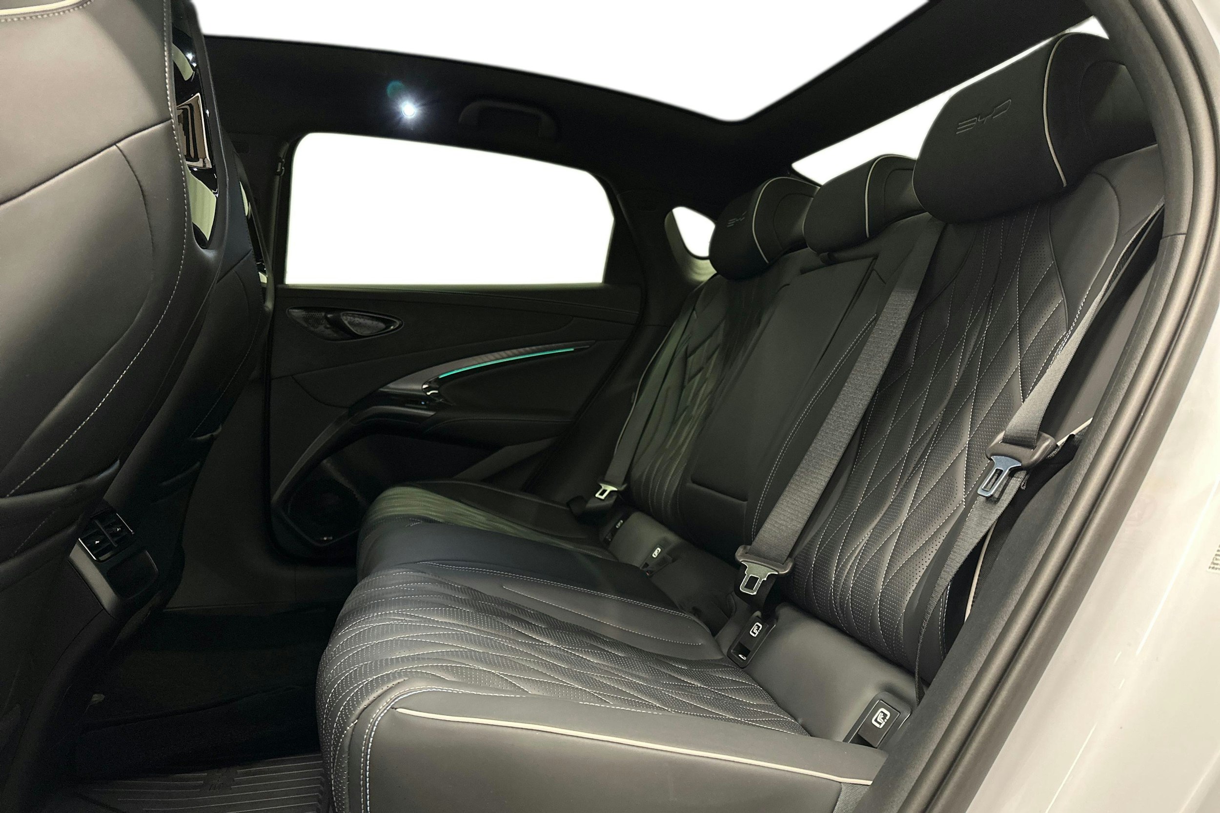 valkoinen BYD Seal 2023 kuva 10.