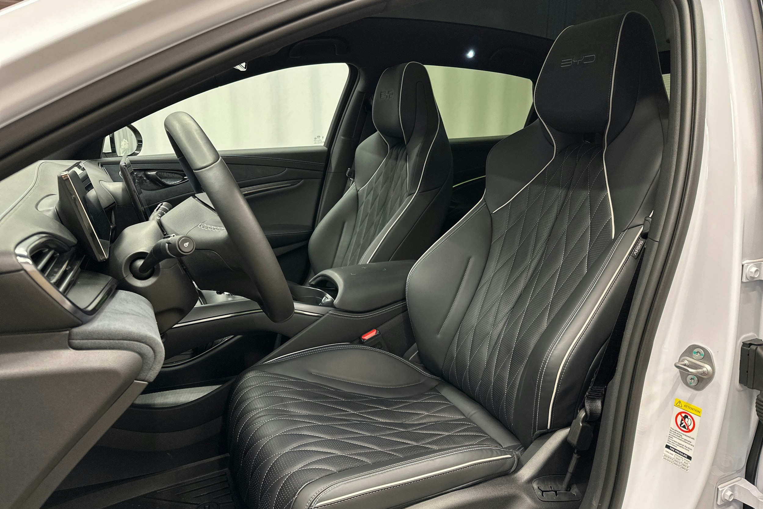 valkoinen BYD Seal 2023 kuva 16.