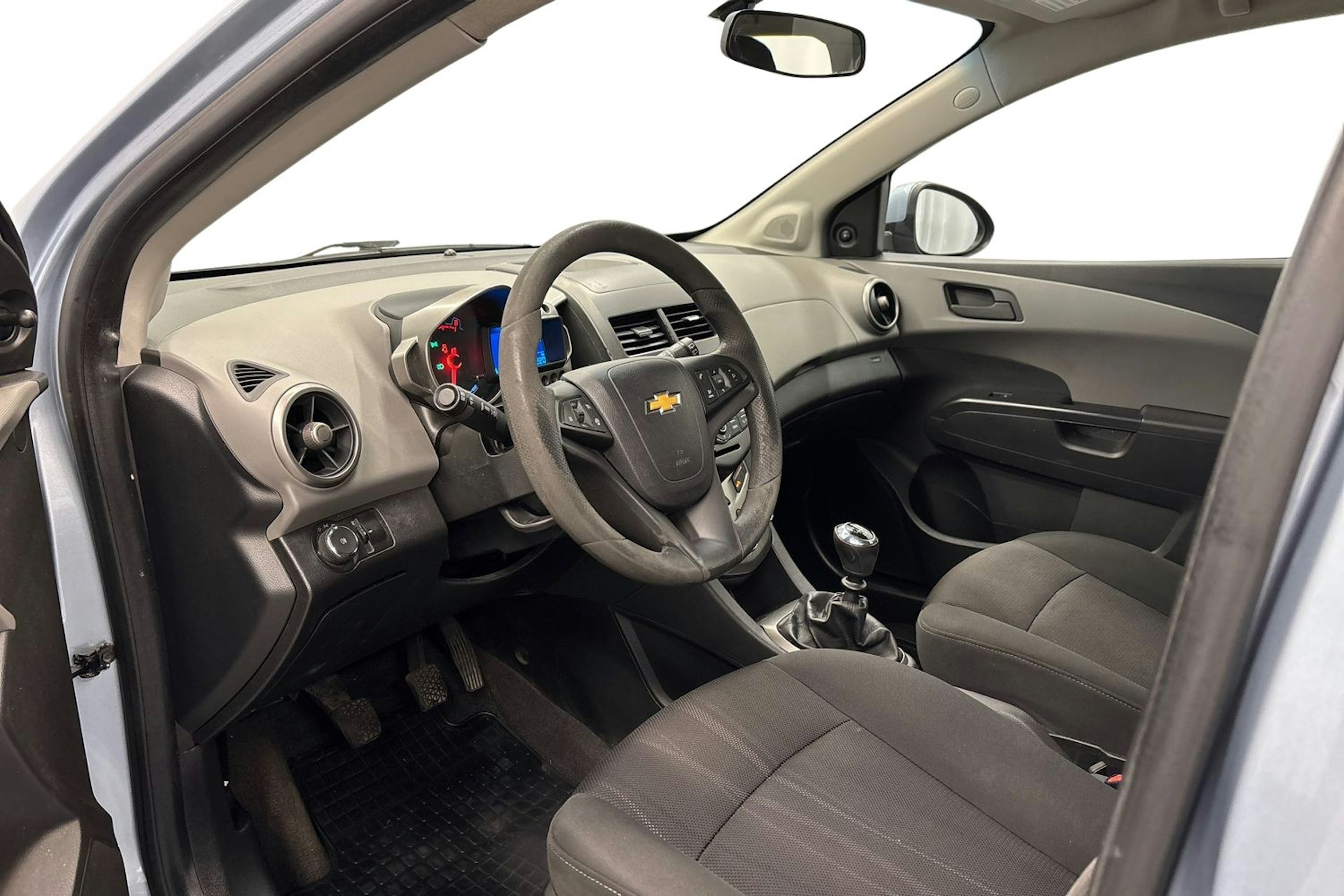 harmaa Chevrolet Aveo 2013 kuva 7.